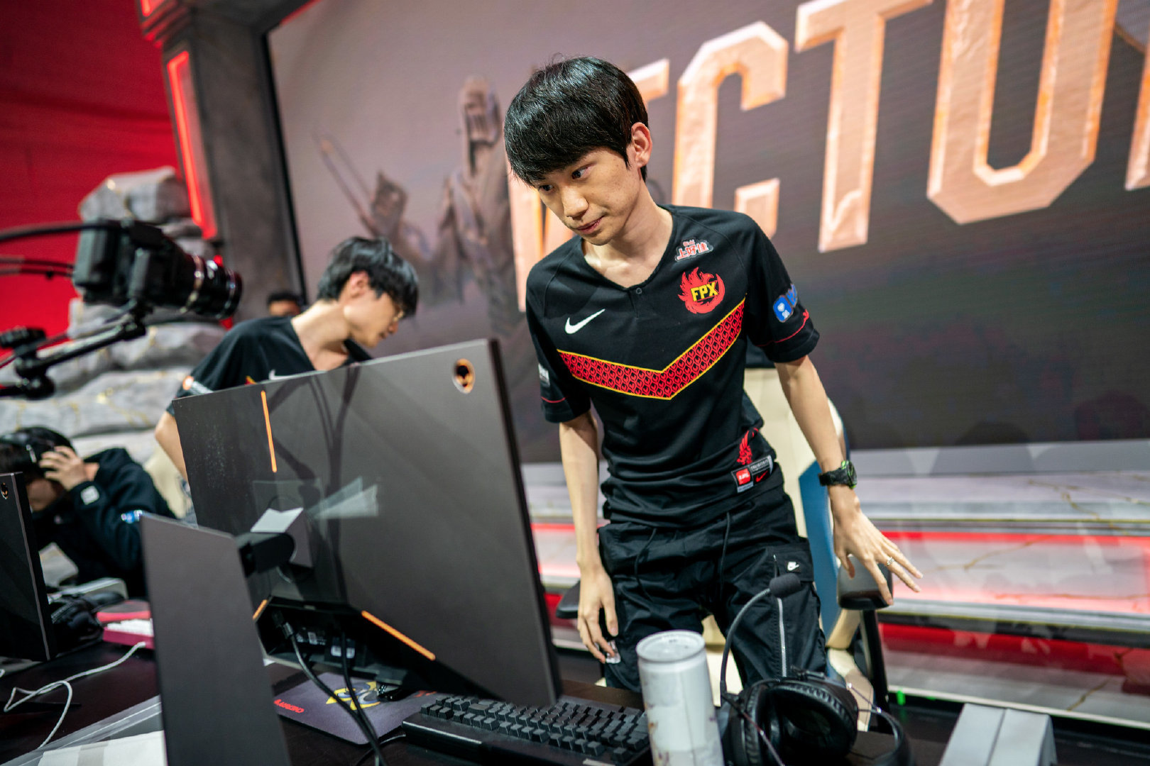 SHR力克FPX，Doinb完成帽子戏法