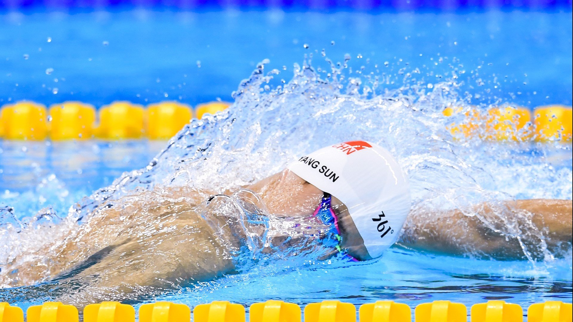 意外的对决，塞恩斯如何用一场无聊比赛宣告巨星降临